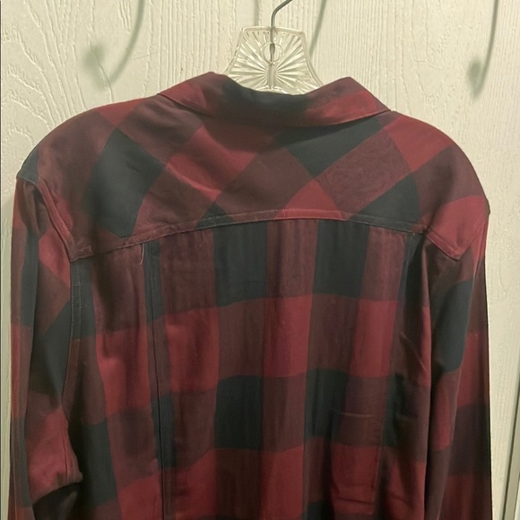 Black and Red Casual Button Down Shirt with Plaid Design - Picture 4 of 6
